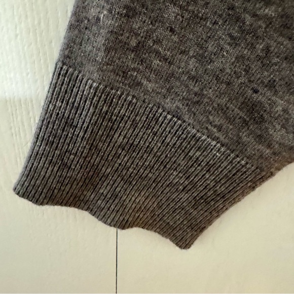 EUC. Gray button down women’s cardigan sweater XL. Light weight withpockets - Picture 6 of 13